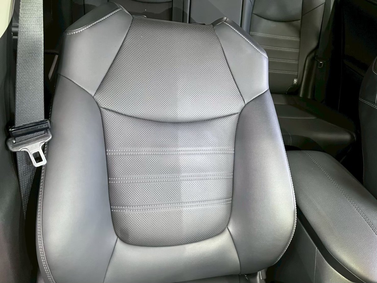 トヨタ RAV4 のシートの背もたれ。まん中あたりの縦の境目をはさんで、左右で色の見え方が違う