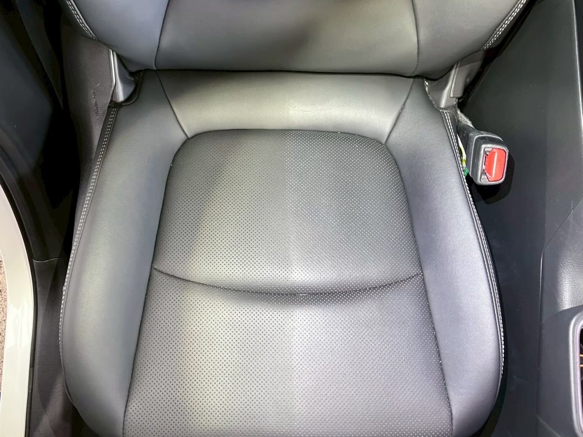 トヨタ RAV4 のシートの座面。まん中の縦の境目をはさんで、左右で色の見え方が違う