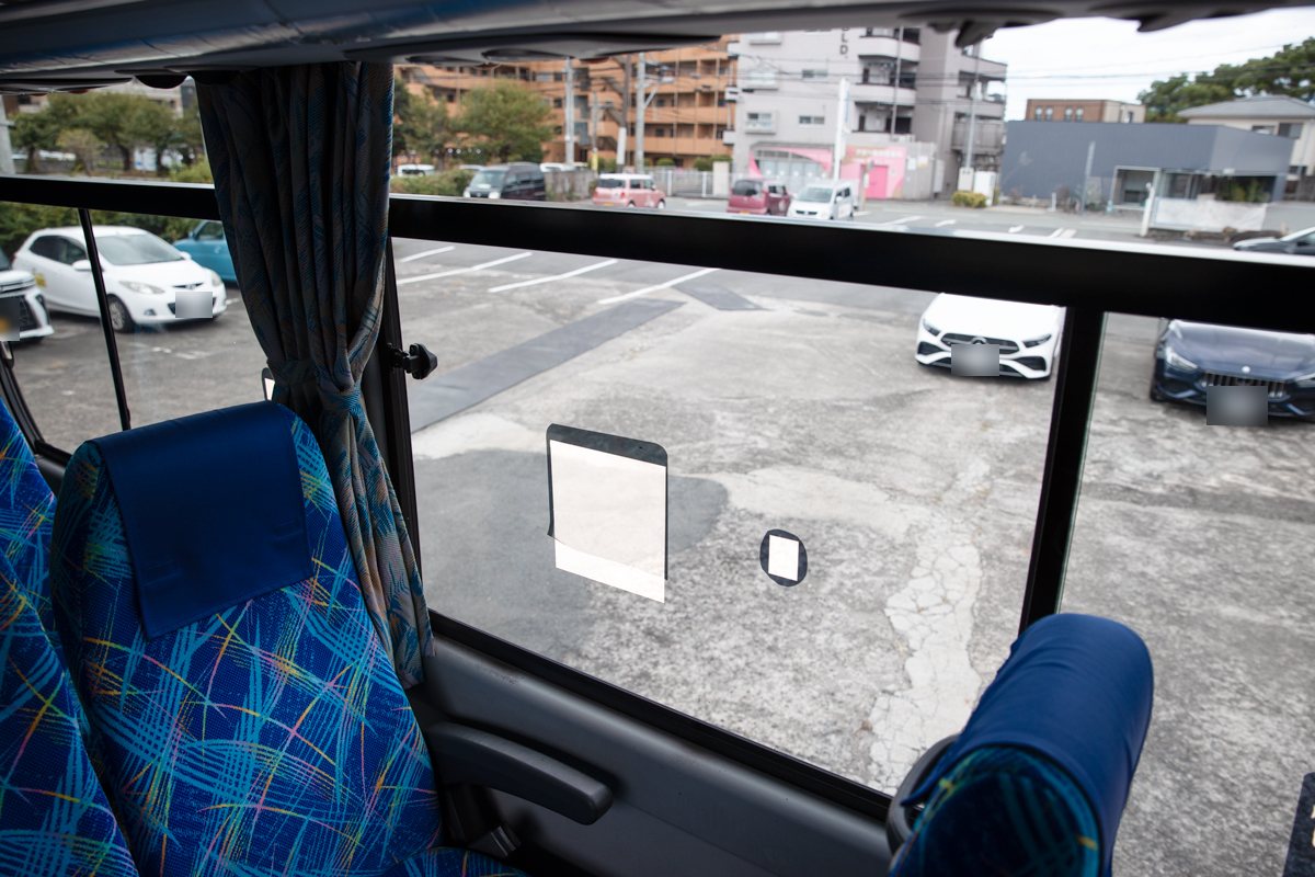 客席から見た窓。上の小窓と下の大きな窓に分かれています