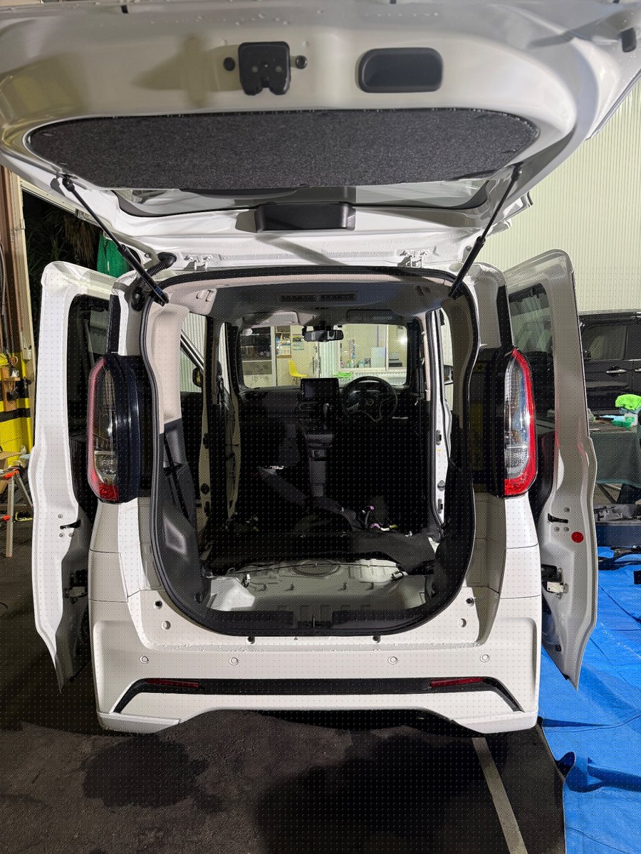 座席をすべて外した日産 ルークスの車内を、後ろから見たところ