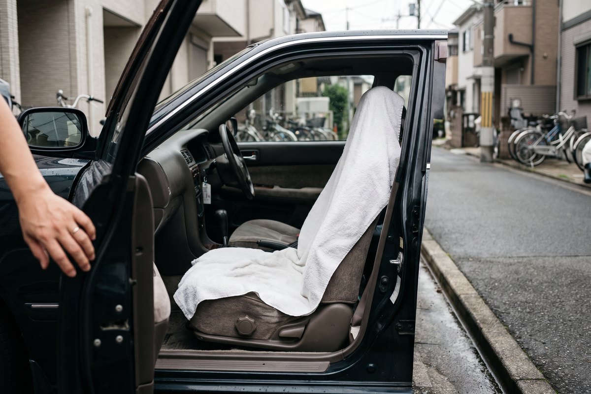 運転席の座面と背もたれにタオルを掛けたところ