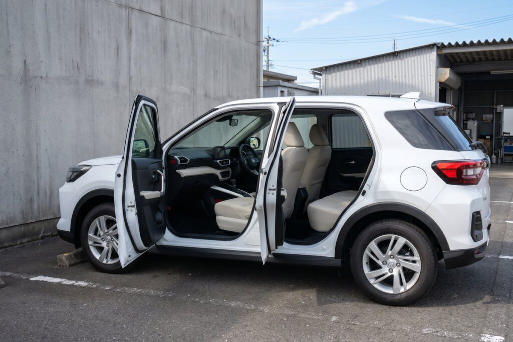 新車の臭いを逃がすため、ドアを全部開けて車内の空気を入れ替えているところ