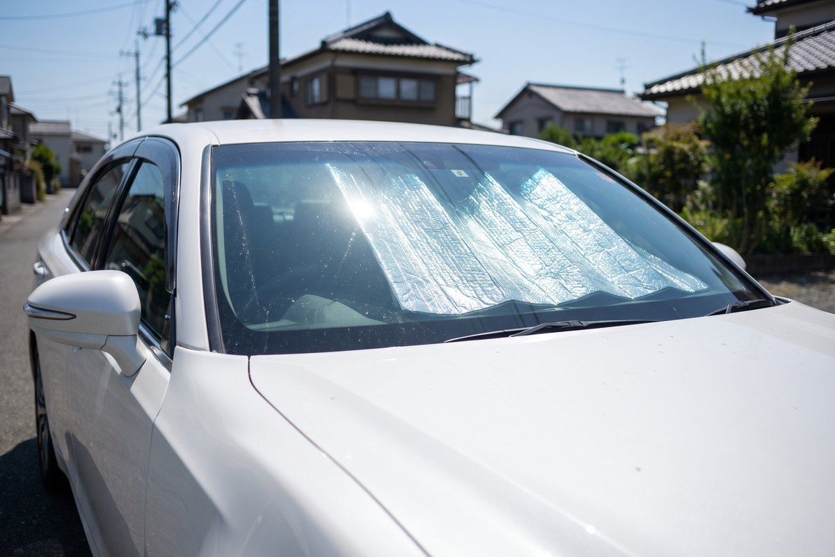 フロントガラスの内側にサンシェードを付けた車