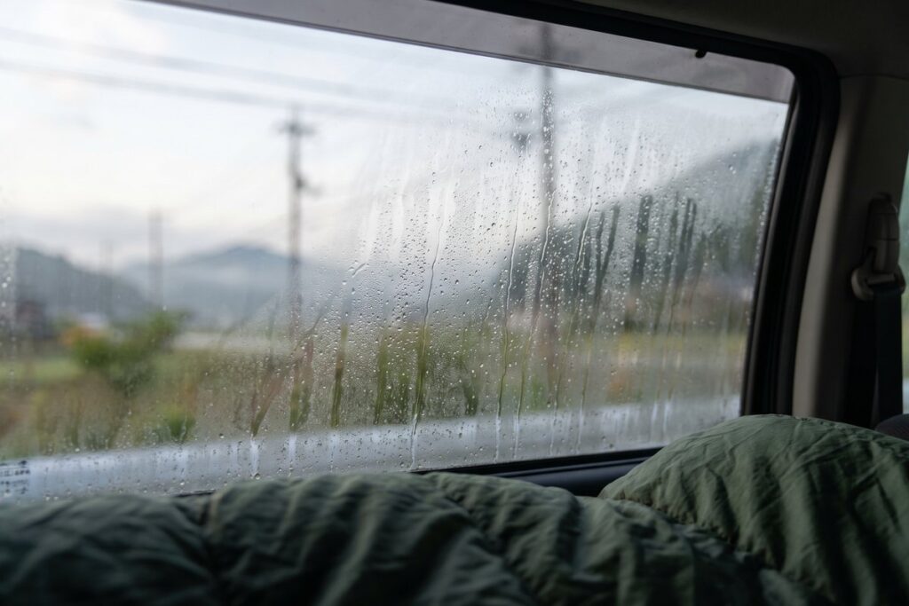 車中泊の朝、結露で水滴がびっしりついた車の窓