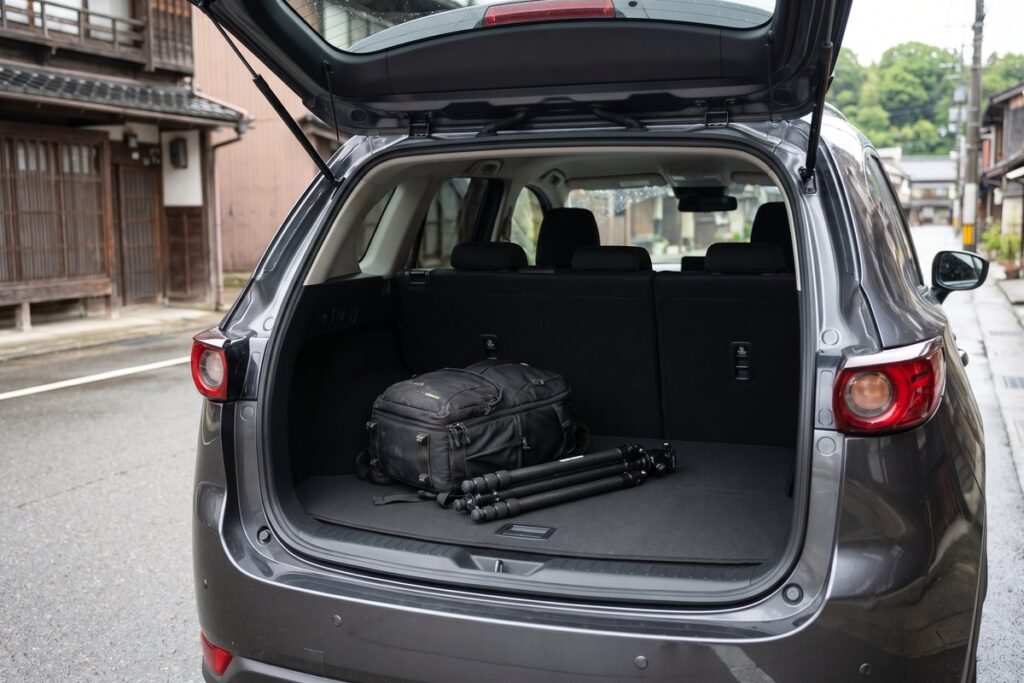 車の荷室に置いたカメラバッグと三脚（レンズのカビを防ぐには車に置きっぱなしにしない）